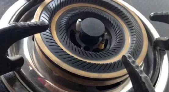 解决燃气灶打火不燃的方法（一步步教您修理燃气灶打火不燃）