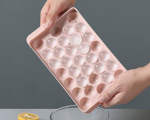 如何轻松清理冰箱里的冰块（简单实用的方法教你快速解决冰块问题）