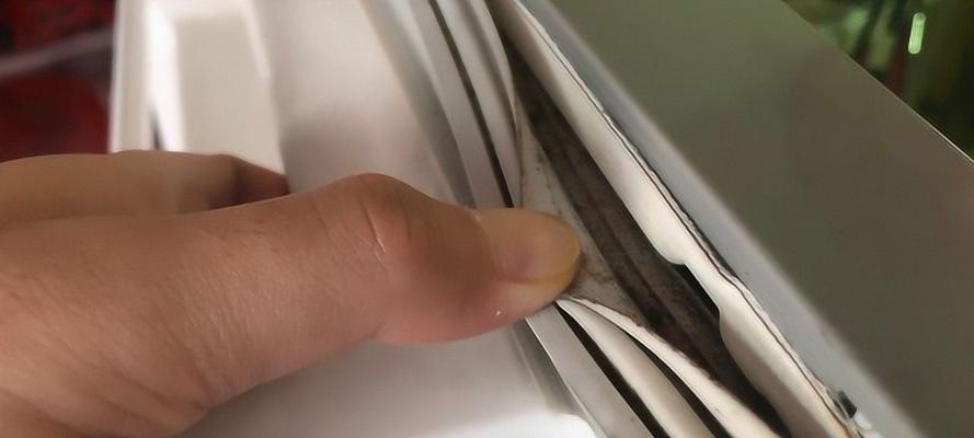 冰箱胶条的保养与处理（轻松解决冰箱胶条老化问题）