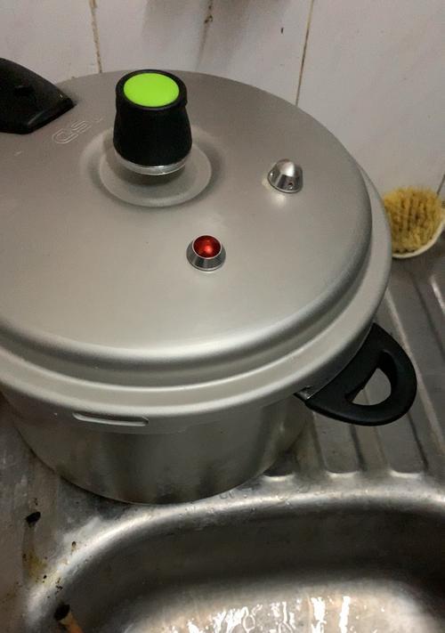 高压锅旁边漏气的原因及解决方法（高压锅漏气可能是由于密封圈老化或使用不当引起的）