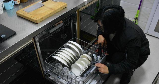 怎么清洗洗碗机？彻底清洁的步骤和技巧是什么？
