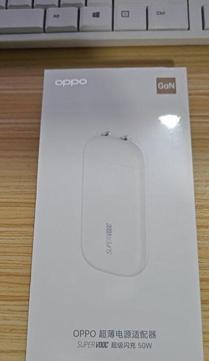 手机发热时使用的充电器型号是什么？