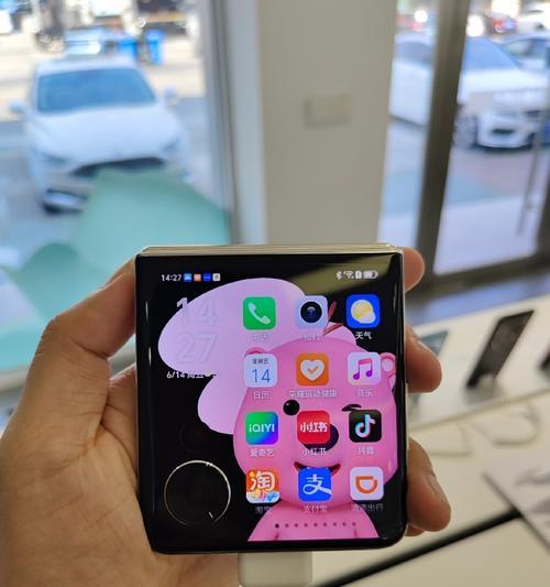 摄像头是半个圆的手机叫什么？这种设计有何优势？