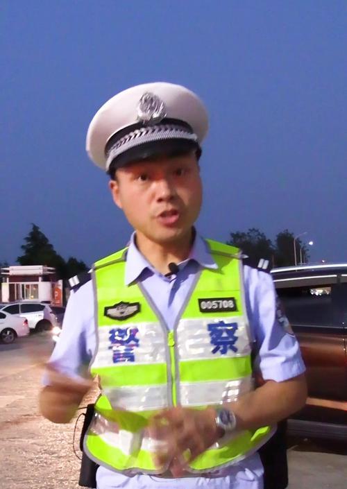 警式蓝牙耳机充电步骤是什么？