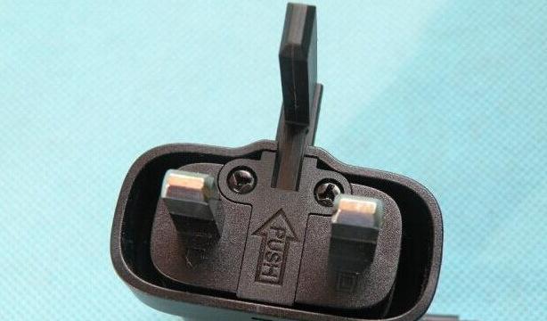 充电器砸到头部怎么处理？是否需要就医检查？