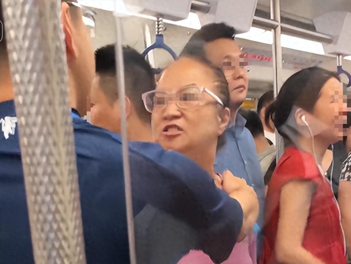 大妈地铁辱骂乘客后续，乘警面前叫嚣，知情者透更多，平时就嚣张